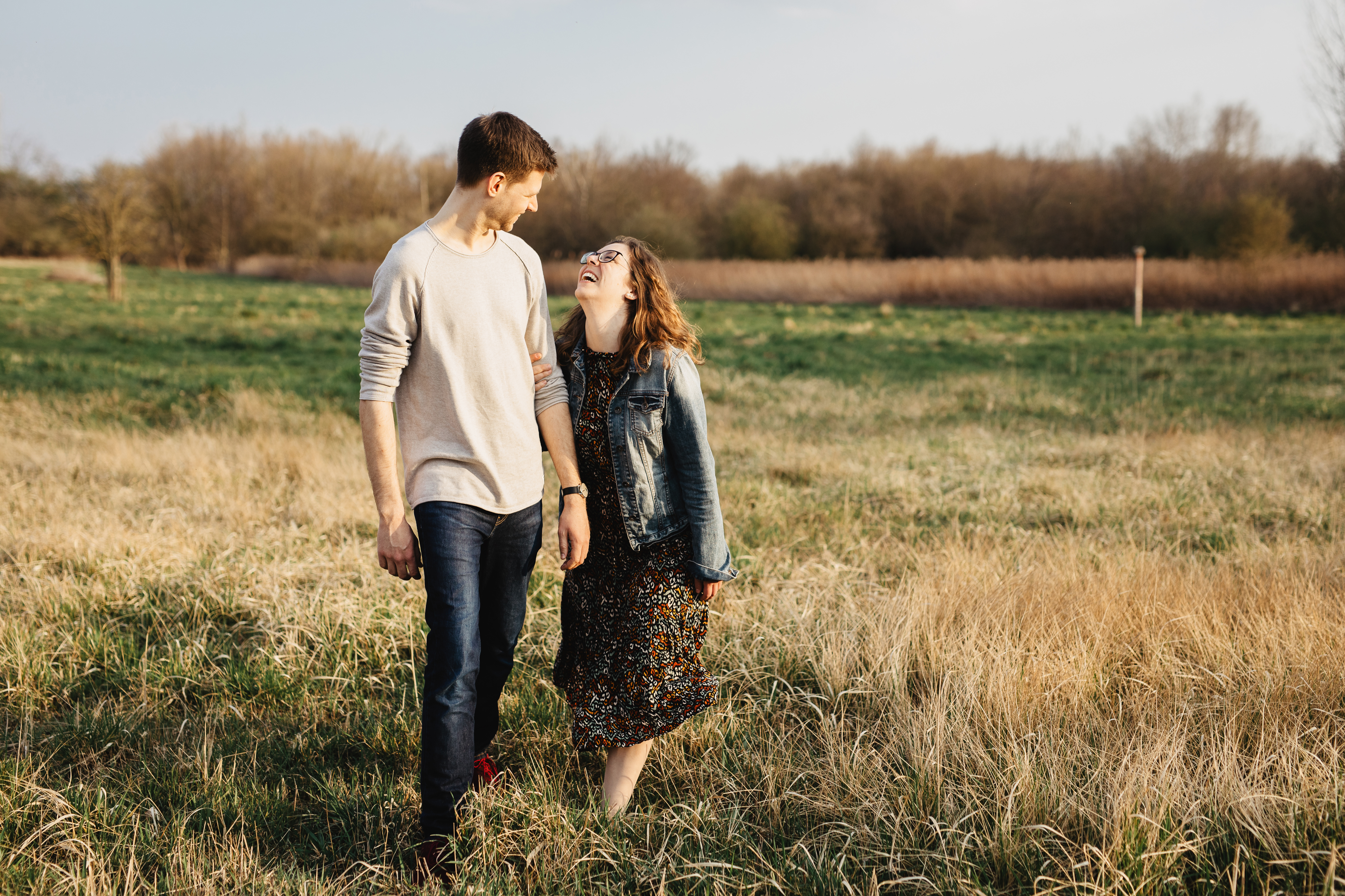 Das Paar lächelt zusammen